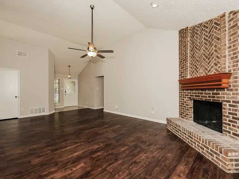 3309 Creekwood Ln — Photo 4