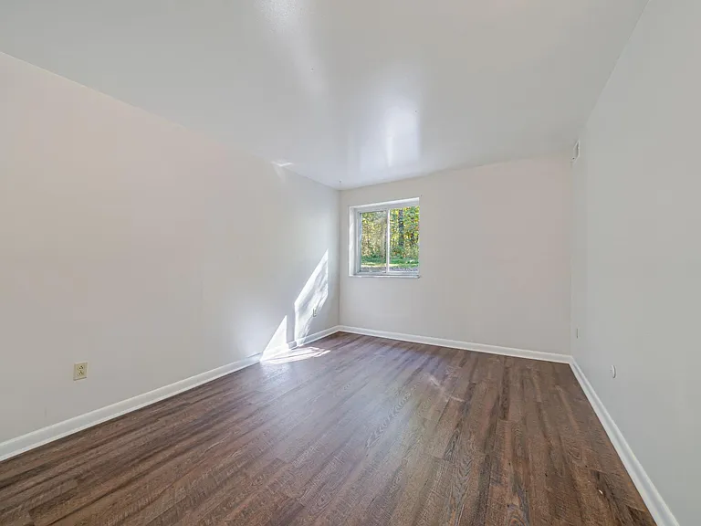 Brooklane Manor Apartments — Photo 31