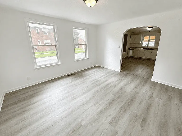 2852 Warsaw St — Photo 3