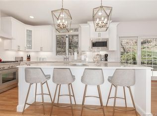 25 Thornwood Ln, Avon, CT 06001