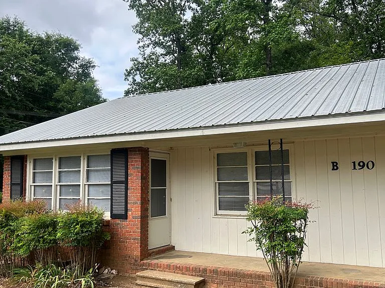 190 Midway Rd — Photo 1