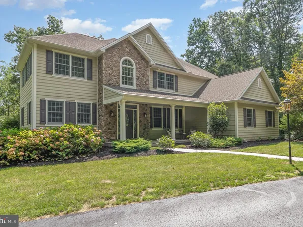 125 Willow Lake Dr, Carlisle, PA 17015