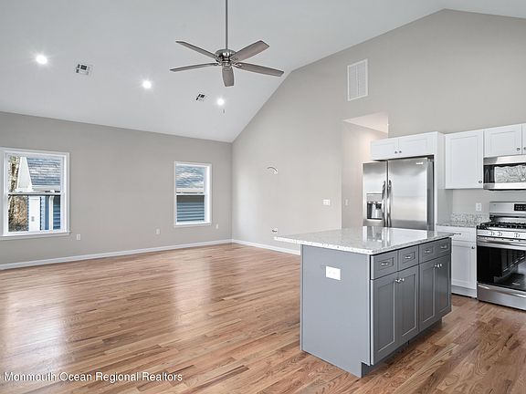 4th image of 538 E Bayview Ave