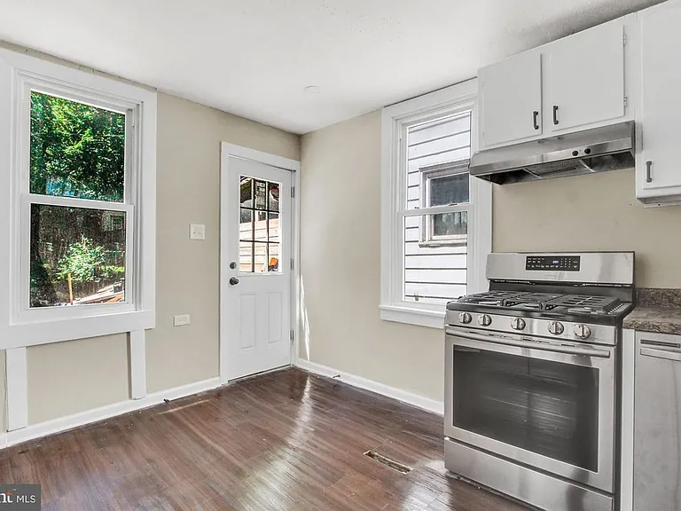2369 Canby St — Photo 6