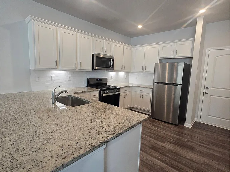 5240 Kinsbridge Dr — Photo 11