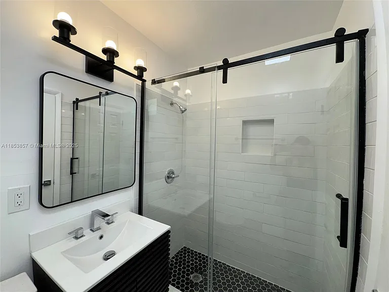 4317 NE 21st Ave #7 — Photo 3