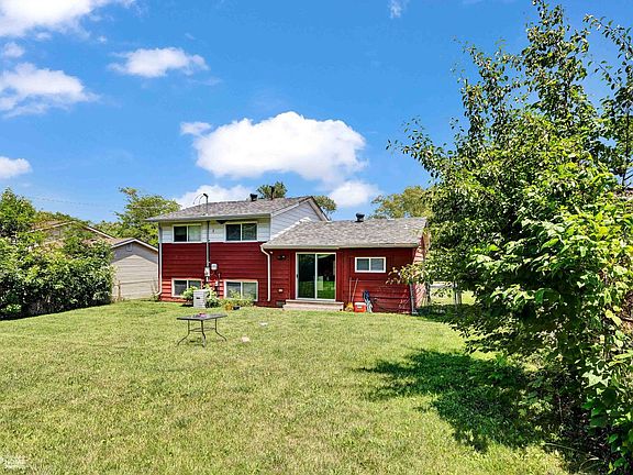3rd image of 822 Blackhawk Dr