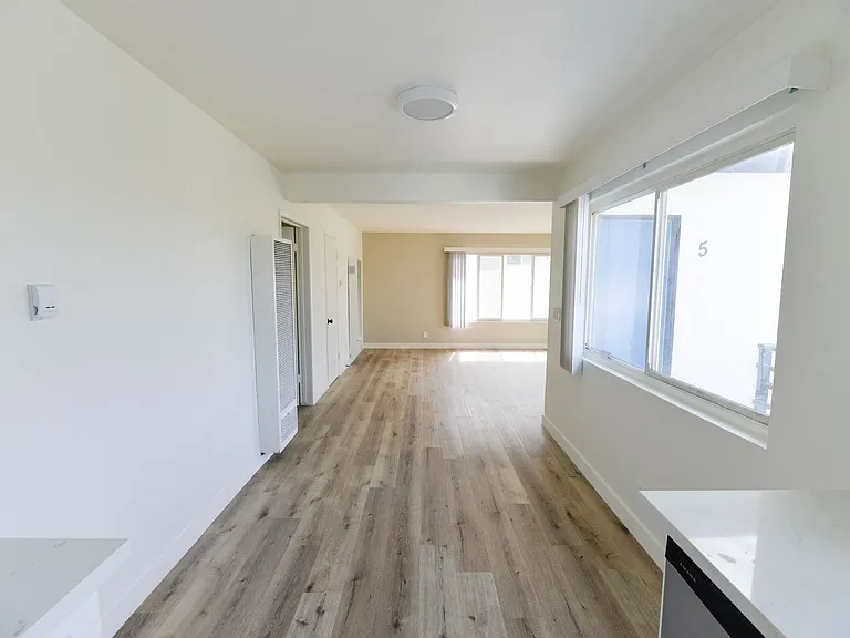 239/241 Avenida Pelayo — Photo 9