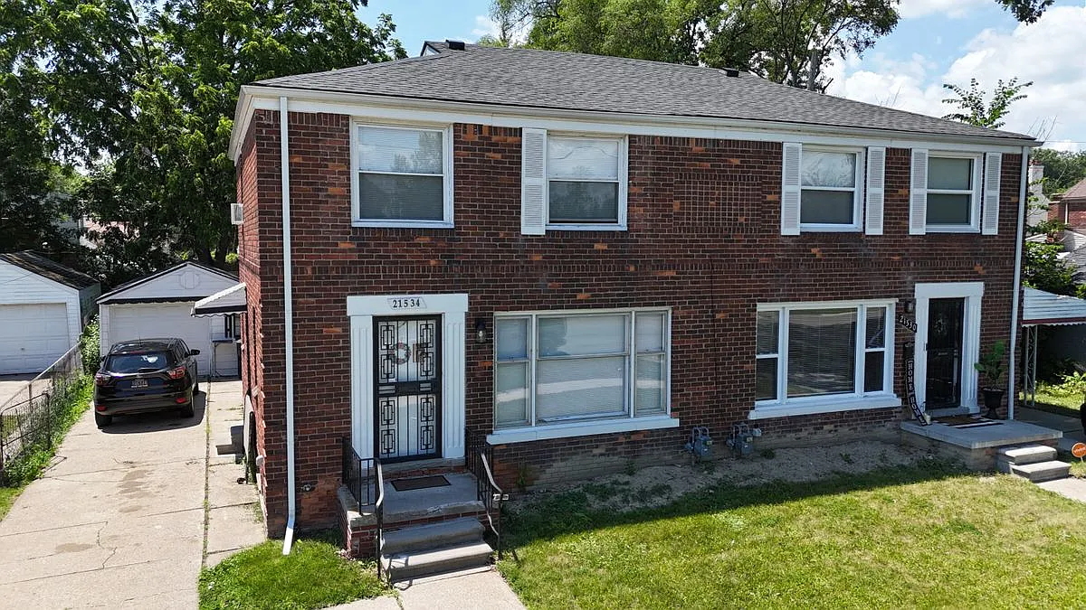 3 bed, 1.5 bath, 1232 sqft, $1,600 — Photo 2