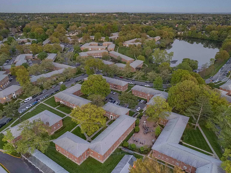 Crestwood Lake Apartments — Photo 12