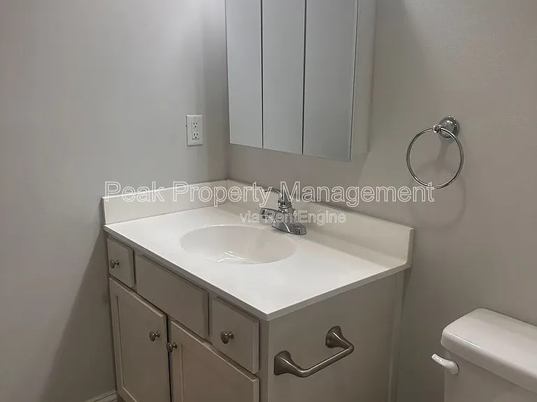 220 E Marshall St #B — Photo 15