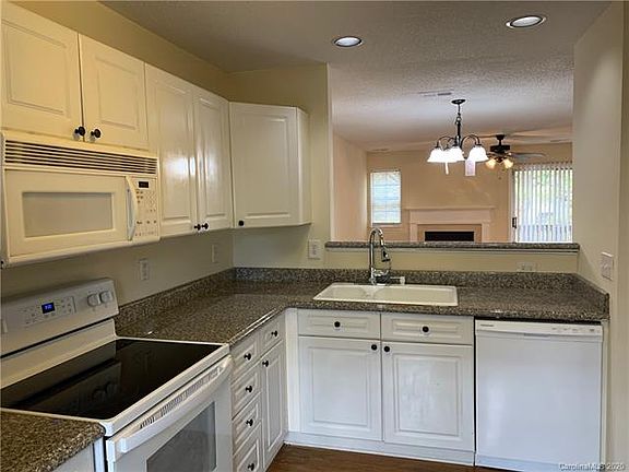 4th image of 654 Emerald Cove Dr