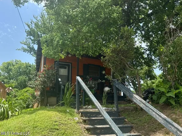 1002 Howard St, Vicksburg, MS 39183