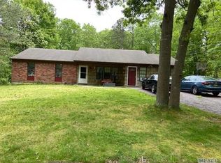 2 Dynasty Dr, Ridge, NY 11961