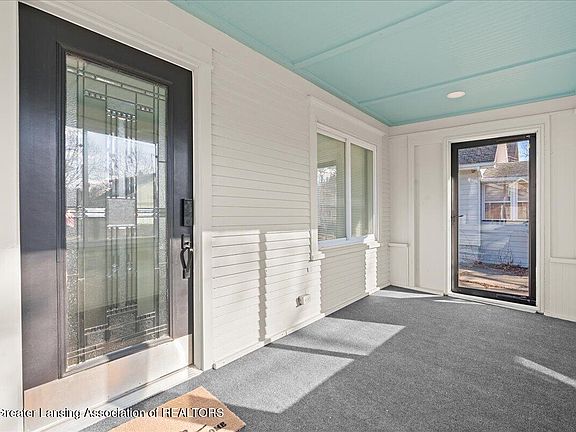 3rd image of 920 Clyde St