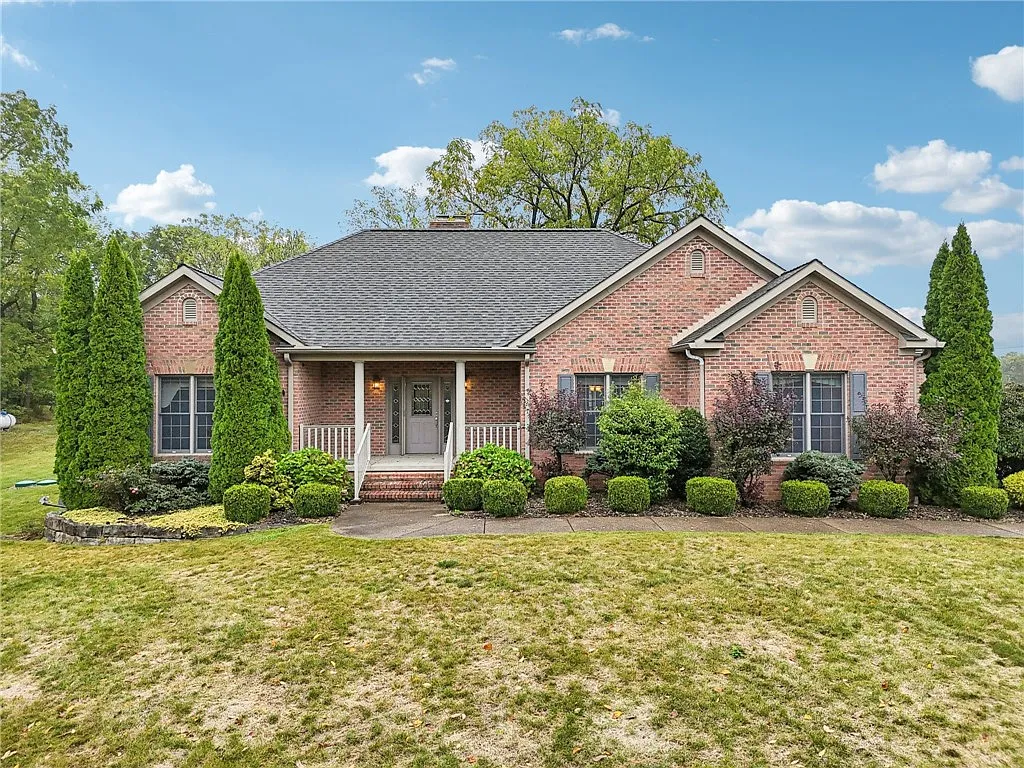2210 Skyhill Rd photo 1
