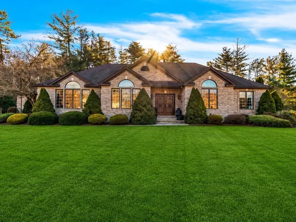 14 Lexington Cir, Southwick, MA 01077