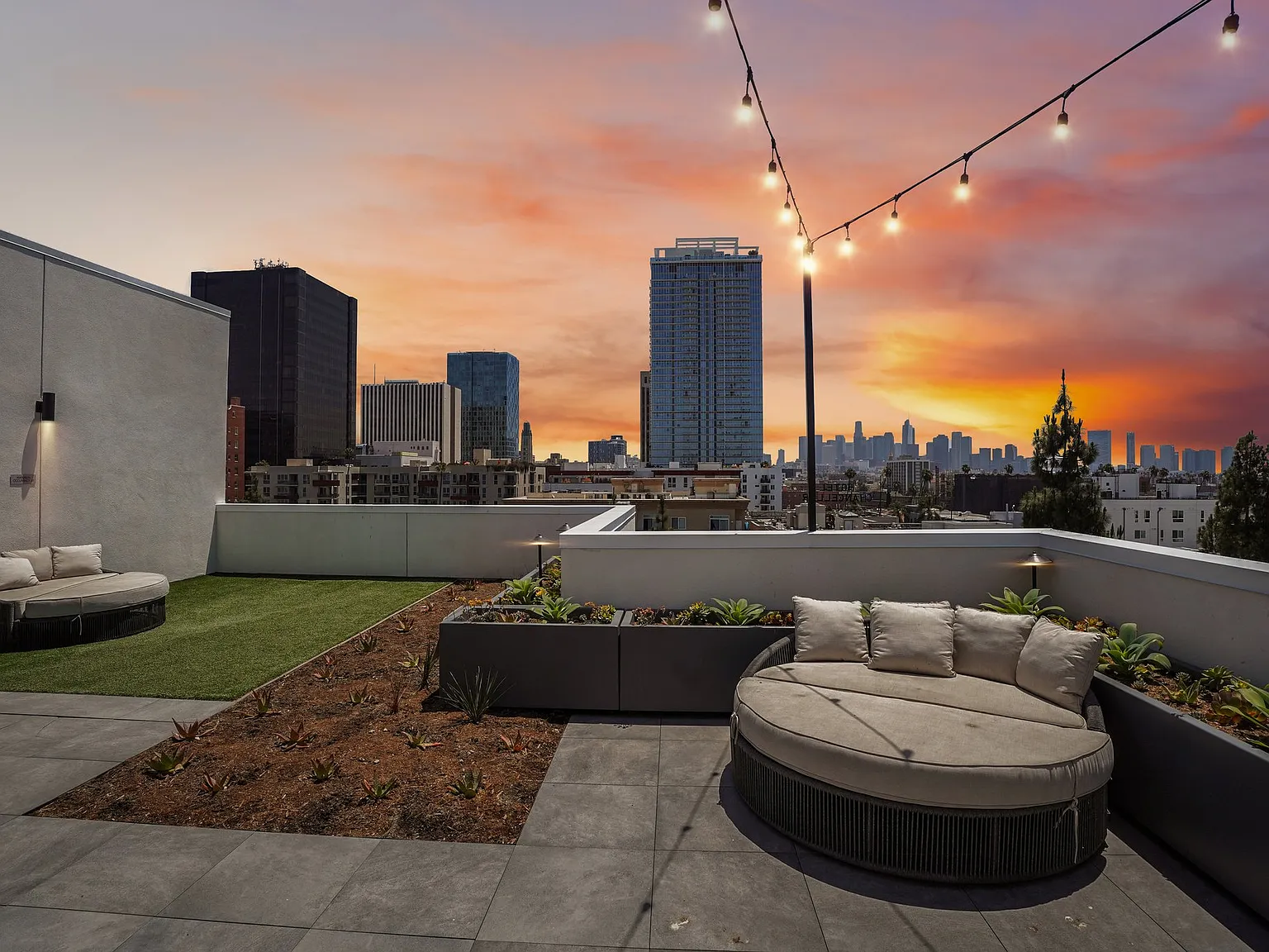 689 S Catalina — Photo 1