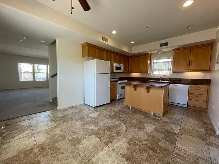 1044 Grand Ave — Photo 3