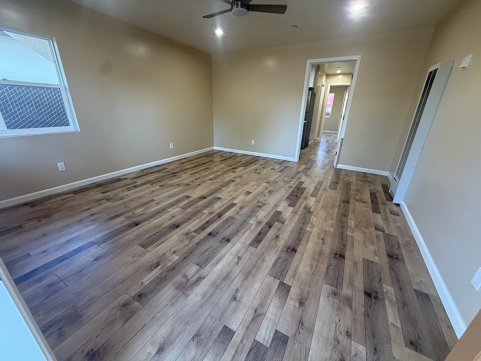 2 bed, 650 sqft, $3,200 — Photo 1