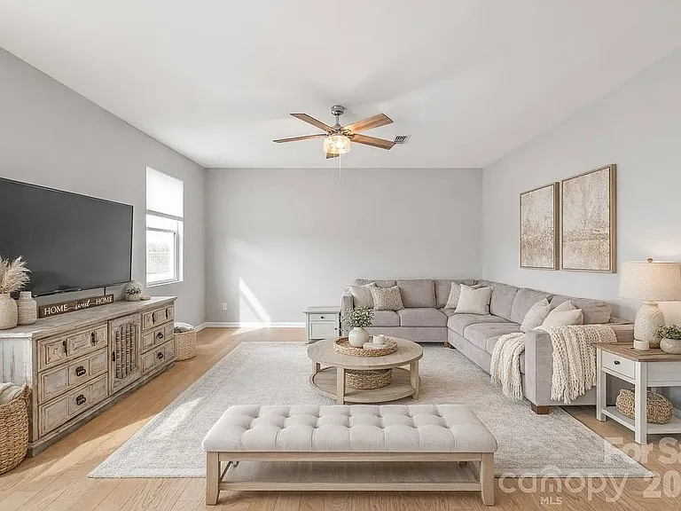 460 Caleb St — Photo 3