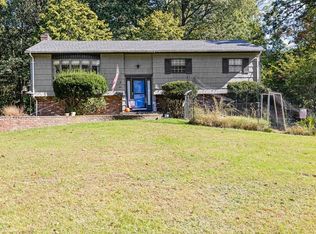 26 Twin Lakes Dr, Airmont, NY 10952