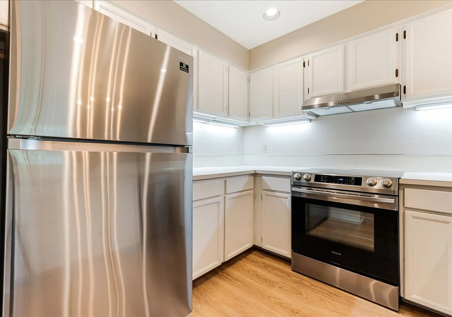Beautiful 2 bedroom 2 bath condo available September! — Photo 2
