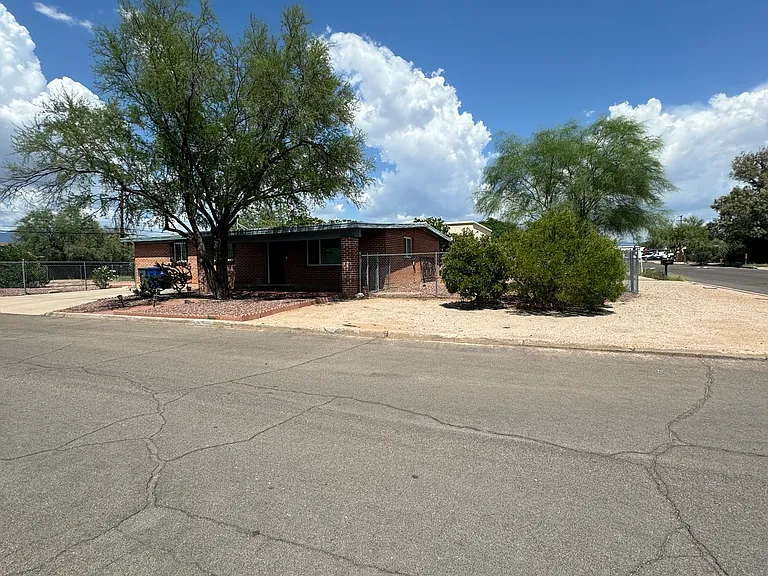 1803 E Miles St — Photo 2