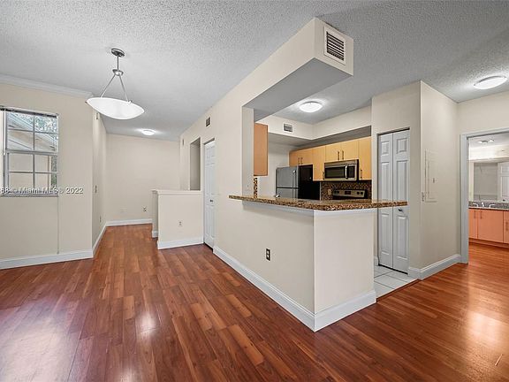 4th image of 2463 Centergate Dr APT 202