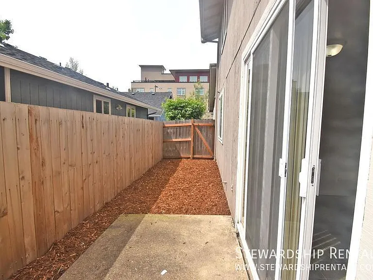 1170 Grant Aly #B — Photo 20