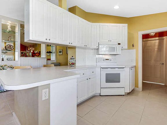 5th image of 8451 SE Retreat Dr