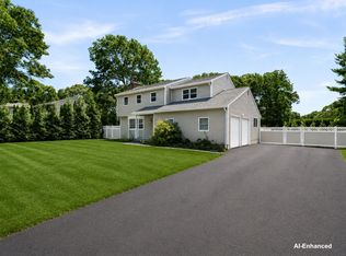 39 Sherwood Rd, Hampton Bays, NY 11946