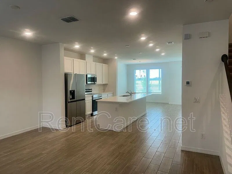 3 bed, 2.5 bath, 1743 sqft, $2,300 — Photo 4