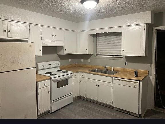 3rd image of 3021 Lyndale Dr #B