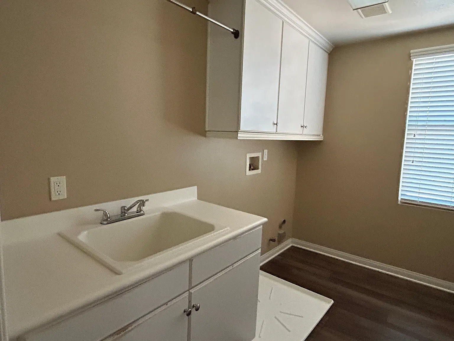 5 bed, 2439 sqft, $3,700 — Photo 3