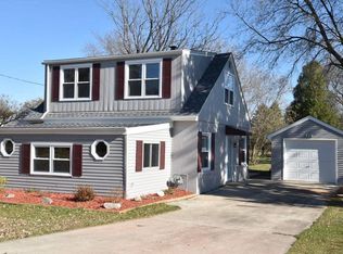 816 S Main St, Saukville, WI