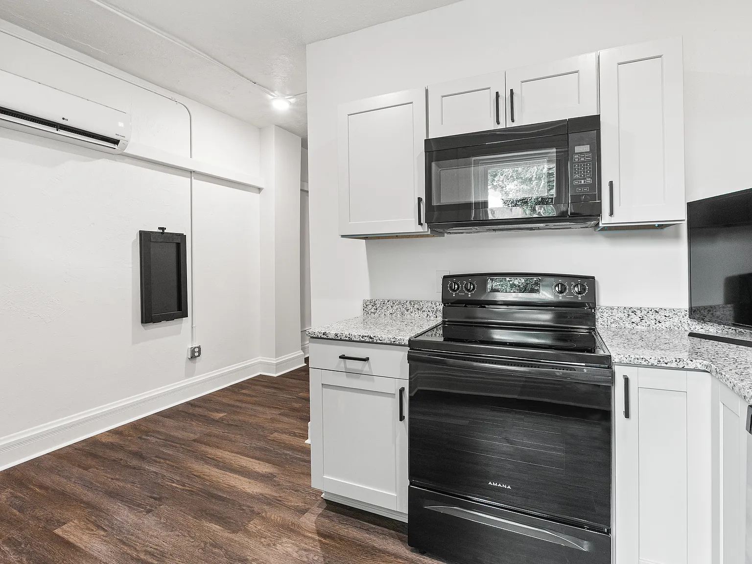 Studio, 400 sqft, $950 — Photo 3