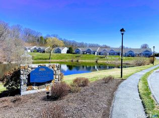 8 Saint George Pl #8, Sandy Hook, CT 06482