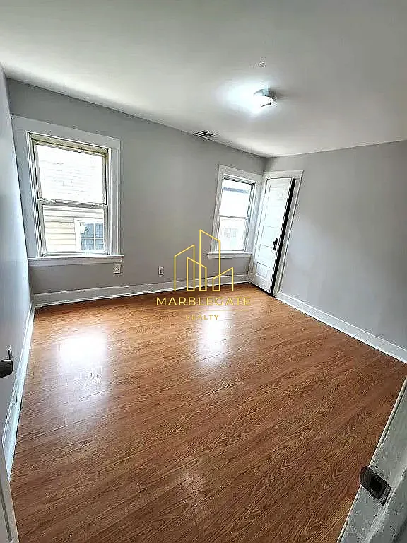 4 bed, $2,300 — Photo 4