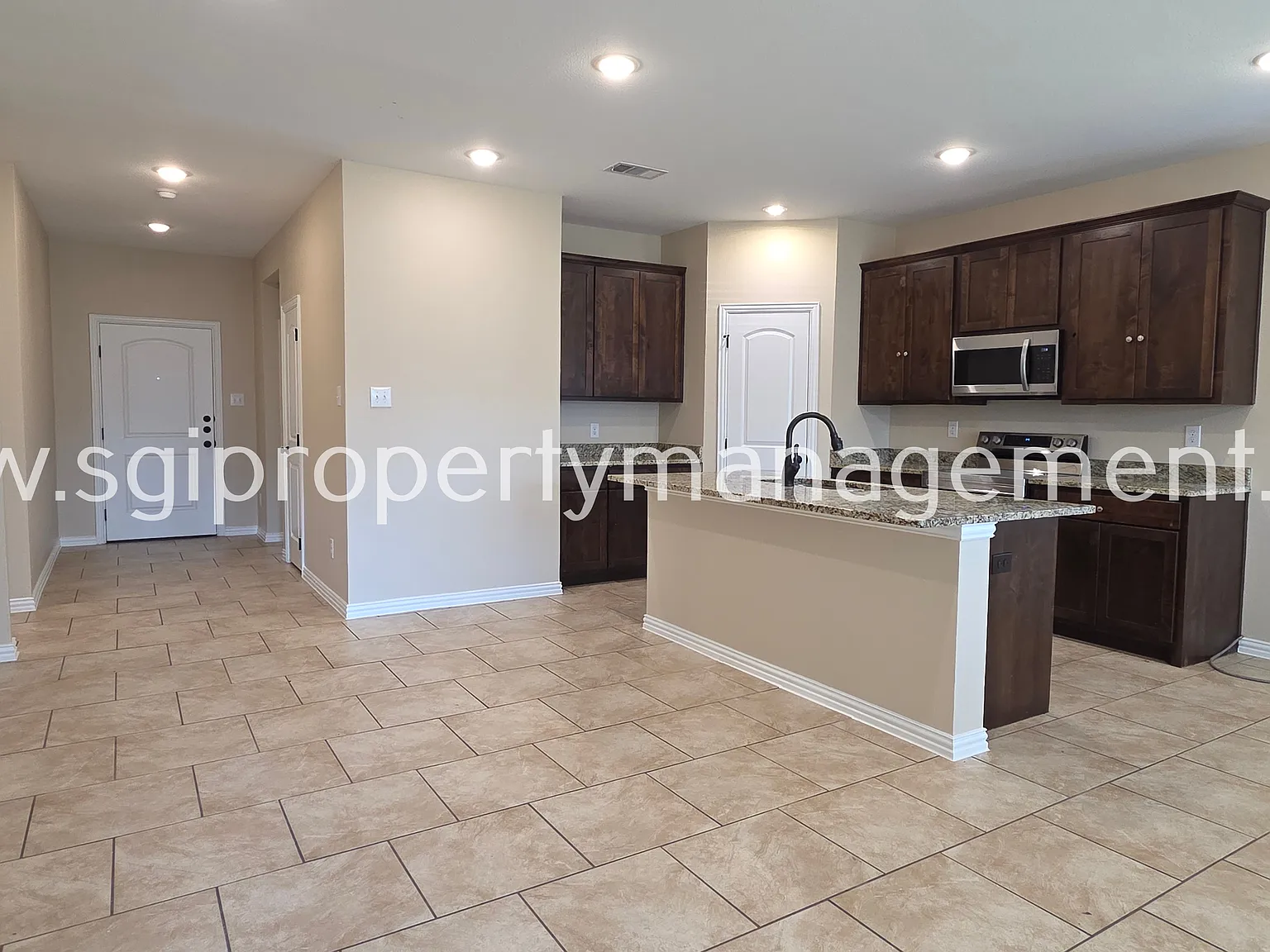3 bedroom home in Greenville — Photo 3