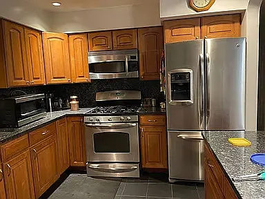 6 bed, 2976 sqft, $4,200 — Photo 2