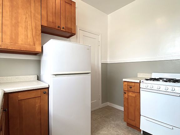 5th image of 1865 Oak St APT 10