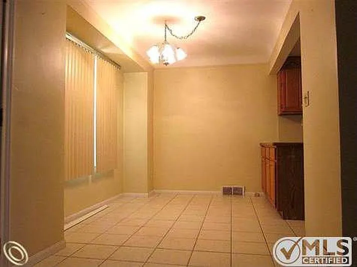 3 bed, 1041 sqft, $1,700 — Photo 2