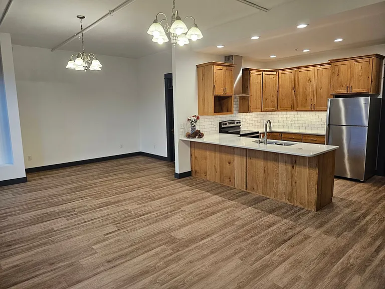 211 Elm St — Photo 12