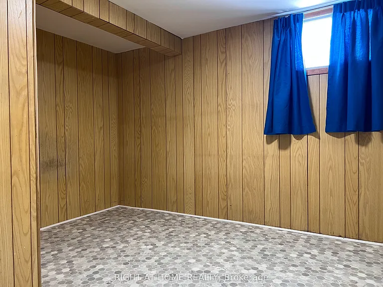 2 Thorncroft Cres — Photo 2