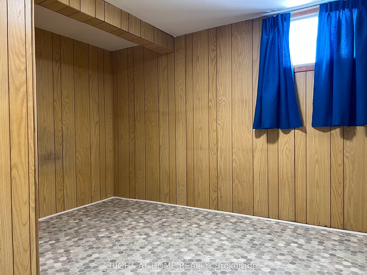 Building Photo - 2 Thorncroft Cres