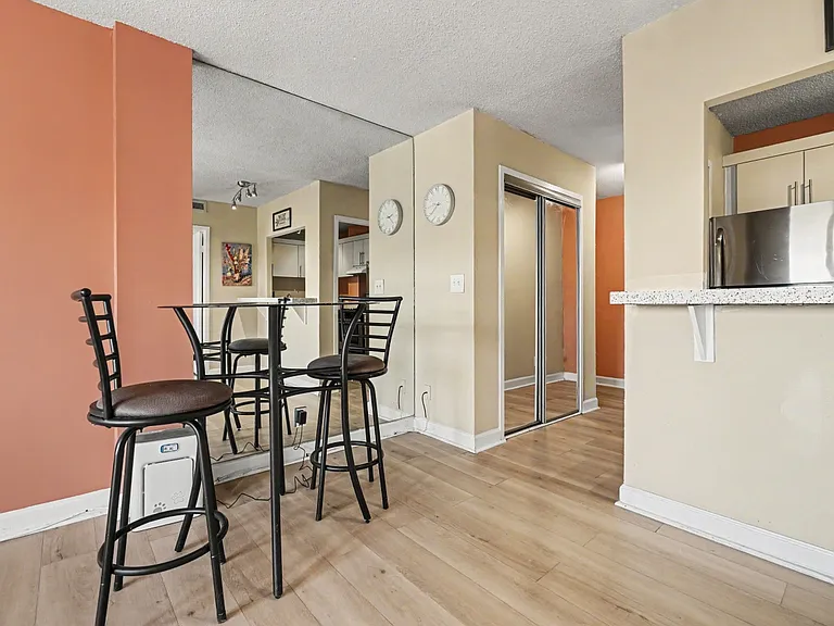 2285 Peachtree Rd NE — Photo 4