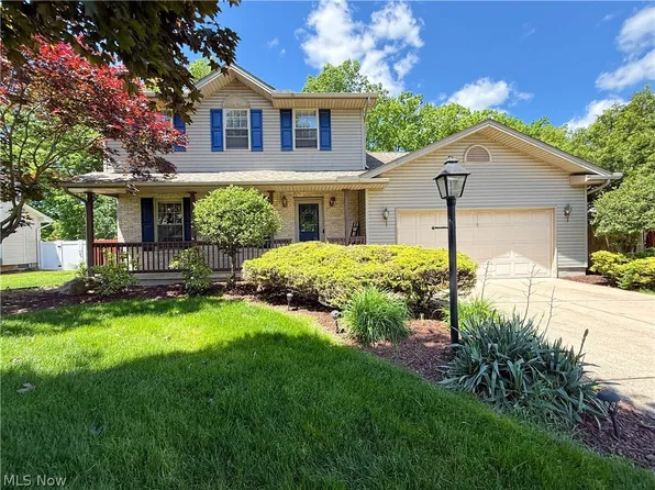 1208 Cedarwood Dr, Mineral Ridge, OH 44440