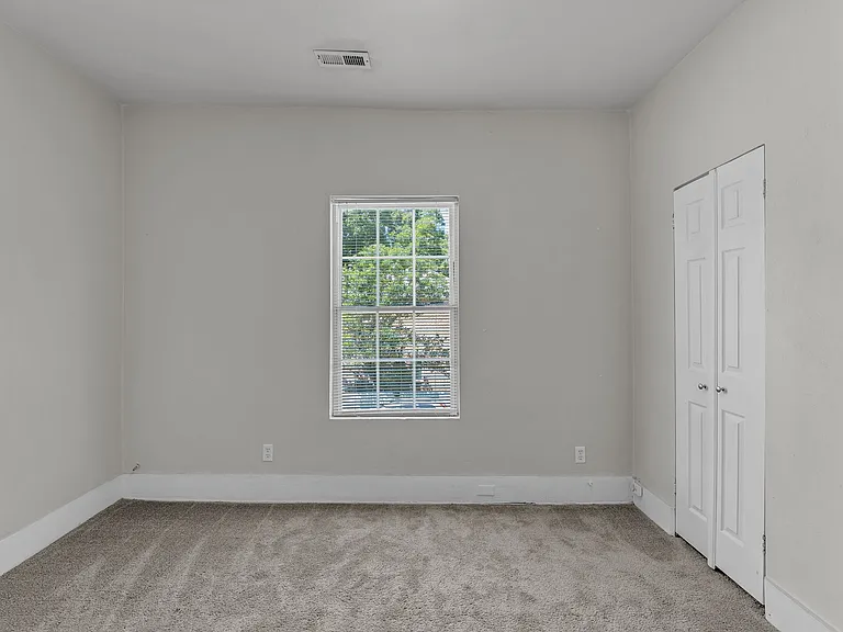 1359 W 40th St — Photo 30