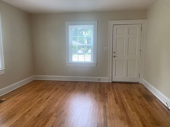 2nd image of 921B Lexington Ave